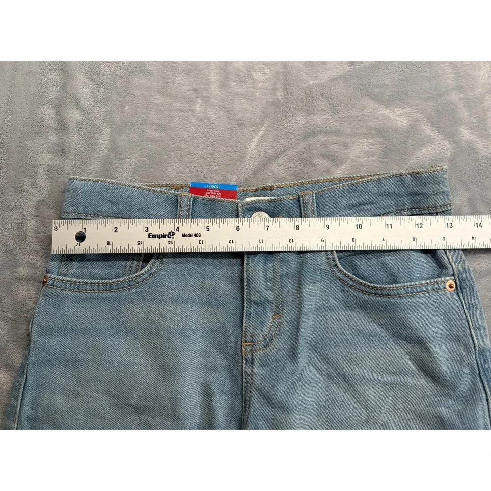 Levis front them
